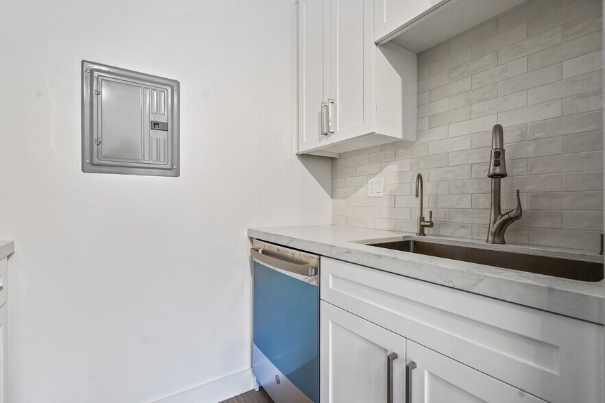 Building Photo - 920 Marine St