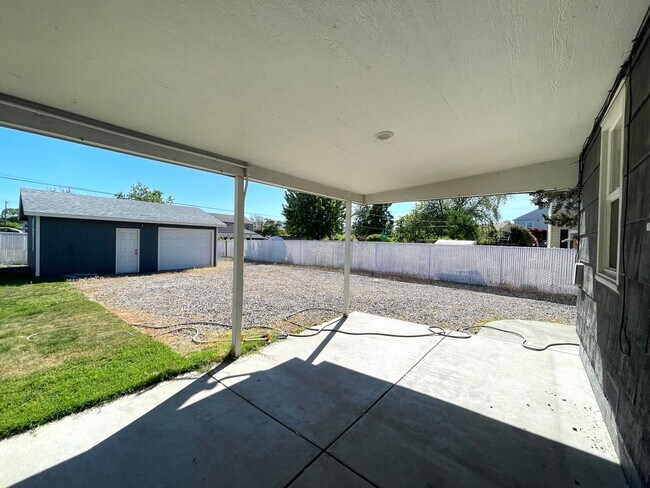 Building Photo - Spacious 2+ Bedroom Duplex Unit in Richlan...