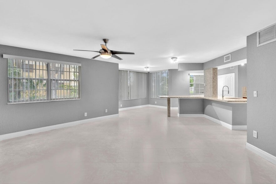 Building Photo - 2881 N Oakland Forest Dr