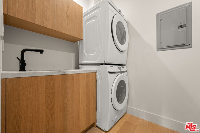 Building Photo - 4740 Sunnyslope Ave