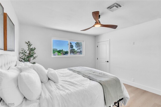 Building Photo - 3485 Shamrock Ave