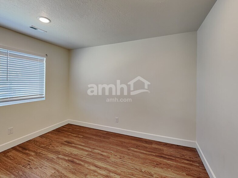 Building Photo - 2135 E Silverado Ln