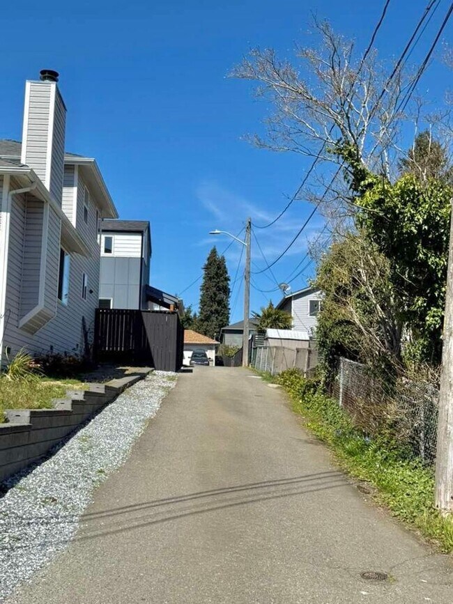 Building Photo - Arbor Heights 2-Bedroom Home in a Prime Location