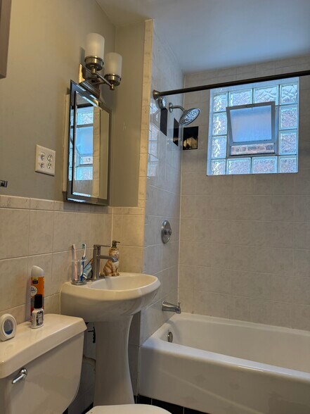 Building Photo - 2971 S Lyman St