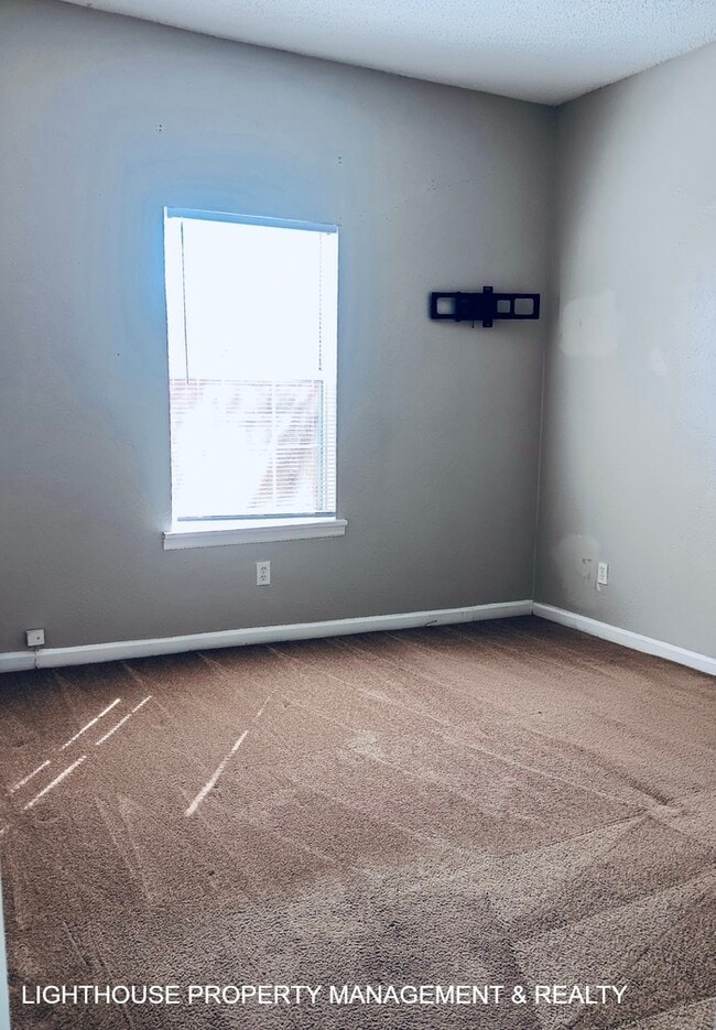 Building Photo - Spacious 3-Bed, 2-Bath with Covered Front Porch