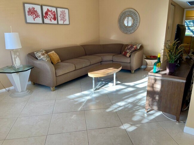 Building Photo - 2042 Newcastle A