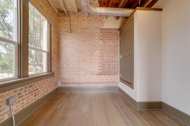 Building Photo - 709 W Magnolia Ave