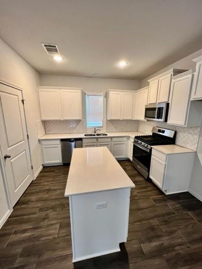 Building Photo - Beautiful Free standing Single Story Sorrento Condominium Home 3-2 with 2 car Garage / Pflugerville