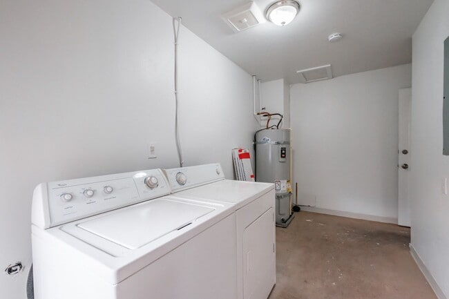 Building Photo - 2490 Maple Ave NE