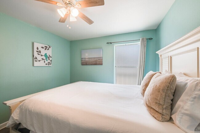 Building Photo - 15010 Leeward Dr