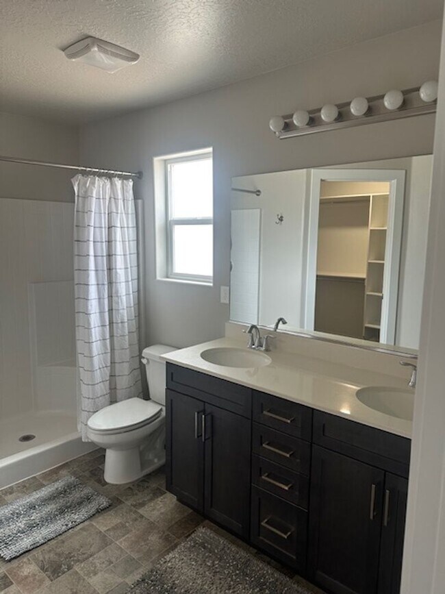 Building Photo - Amazing 3 bed, 2.5 bath with 2 car garage townhome!
