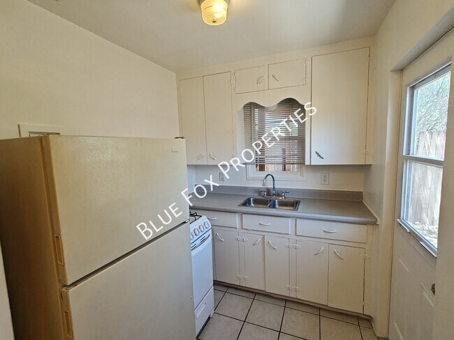 Building Photo - 3241 E Bermuda St