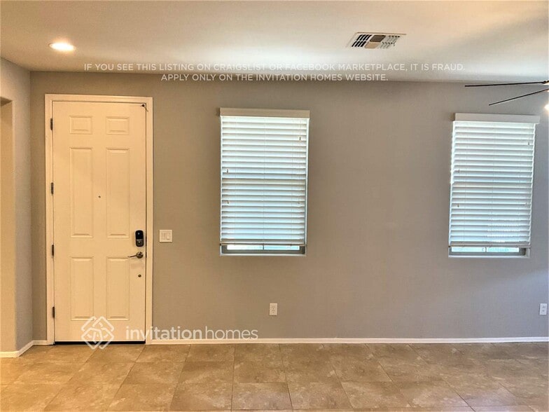Building Photo - 208 N Sandal