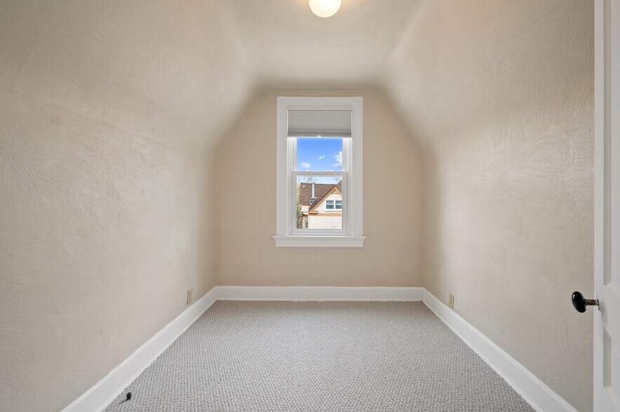 Building Photo - 215 Elysian St