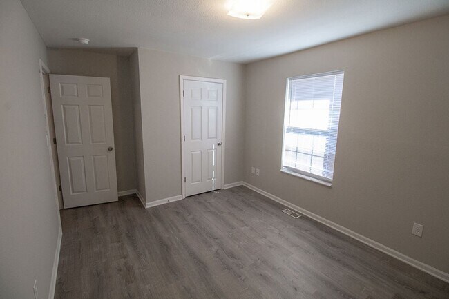 Building Photo - Affordable 3 Bedroom Duplex