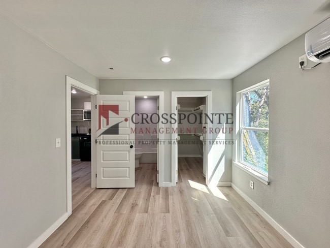 Building Photo - AVAILABLE! Stylish 1-bedroom, 1-bath town home!