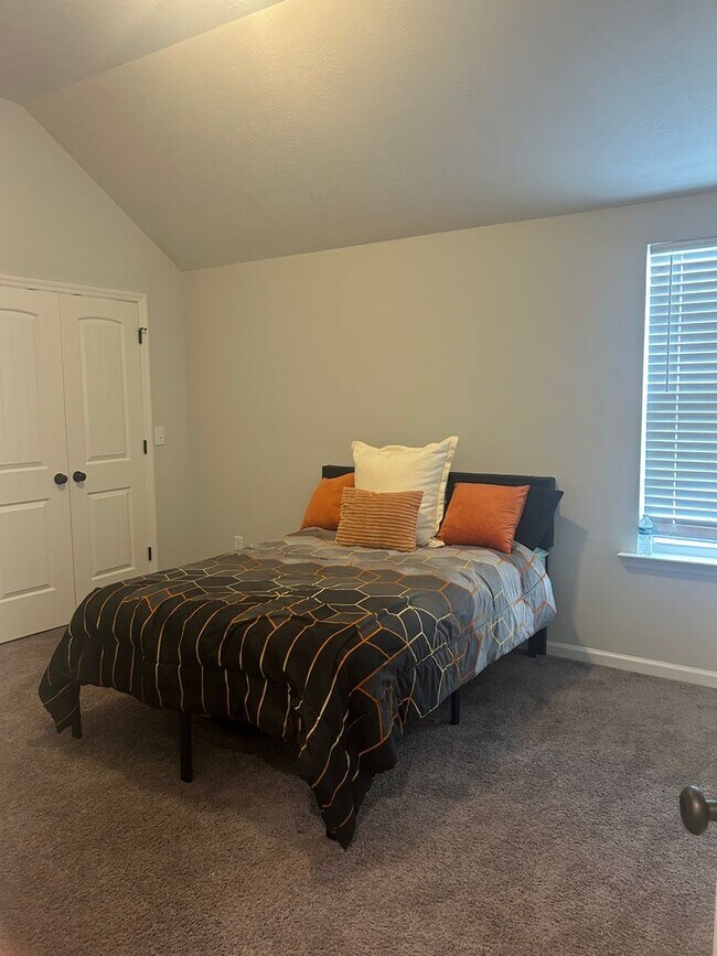 Building Photo - Beautiful Home 4 bedroom 2.5 bath