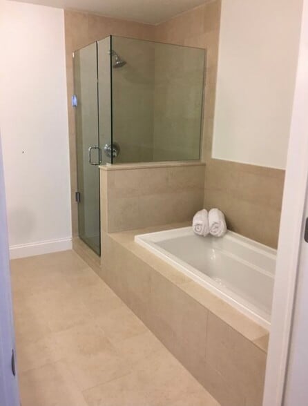 Building Photo - 10 Byron Pl