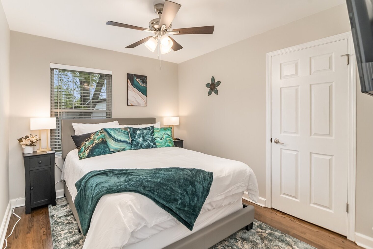 Building Photo - 649 Edgebrook Terrace