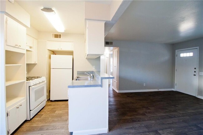 Building Photo - 2506 Manor Cir