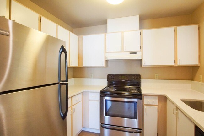 Building Photo - Totally Updated 2-Bed with Vaulted Ceiling...