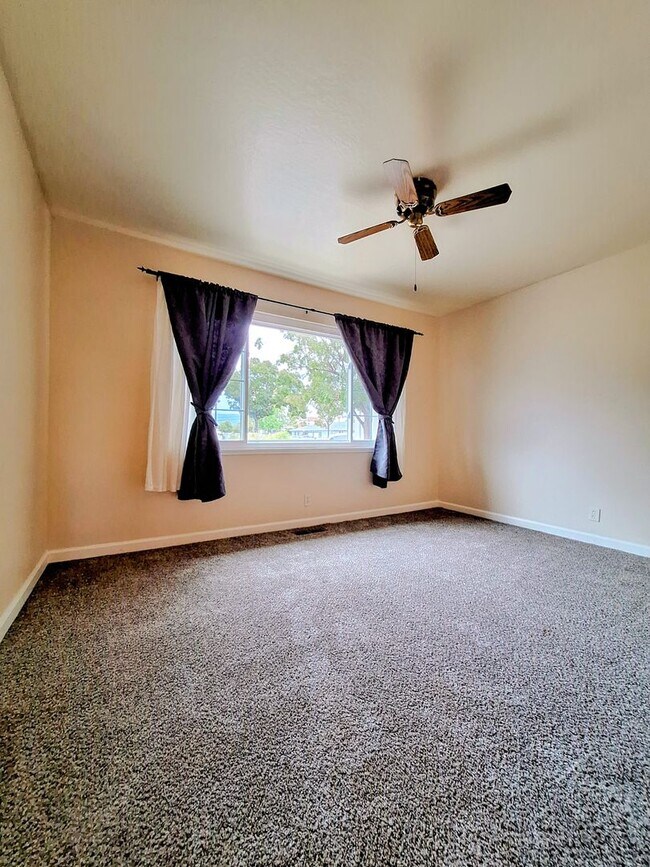 Building Photo - Charming Single Story 3bd House with Large Yard!