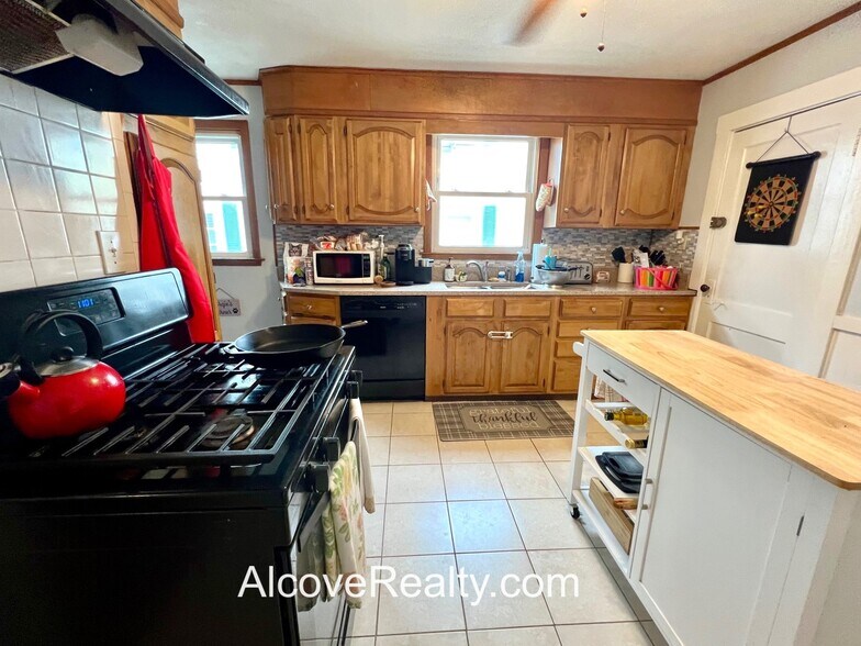 Building Photo - 39 Sterling St