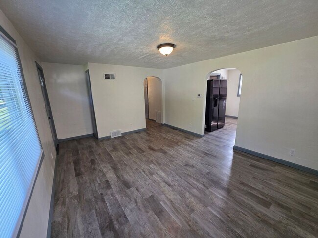 Building Photo - 753 Appleton Rd