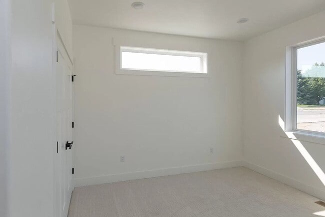 Building Photo - Luxury Townhome in Quiet Neighborhood