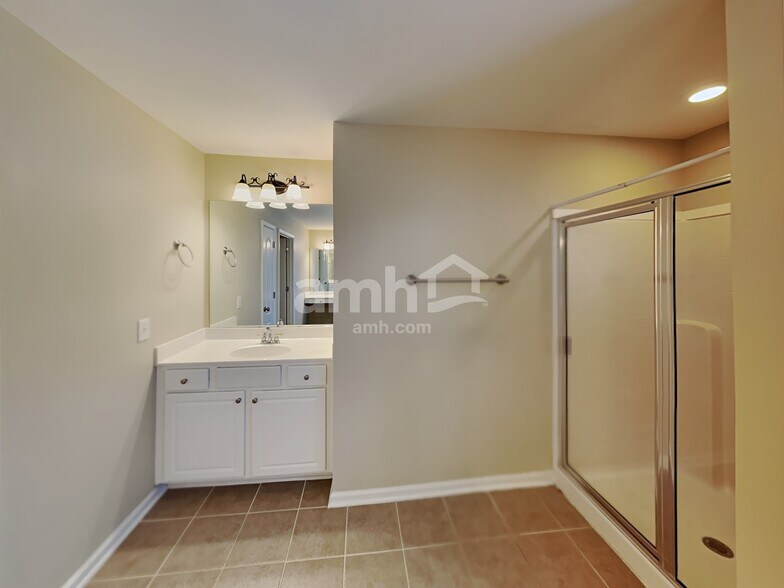 Building Photo - 111 Woodview Ct