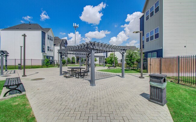 Building Photo - 8325 Springwood Crk Ln