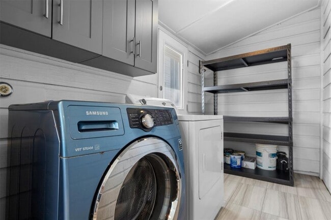 Building Photo - 2705 S 2nd St