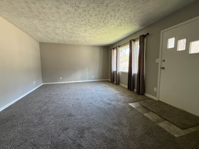 Building Photo - Quiet Cul-de-Sac Living in Council Bluffs