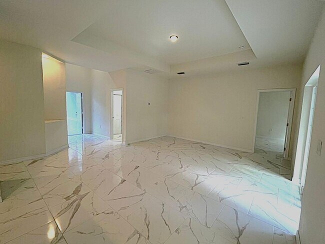 Building Photo - Large 4 bedroom, 3 bath, 2 car garage-MOVE IN READY!