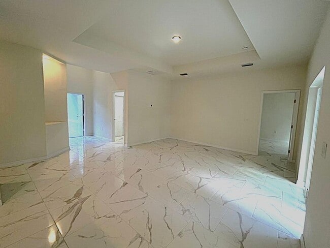 Building Photo - Large 4 bedroom, 3 bath, 2 car garage-MOVE...