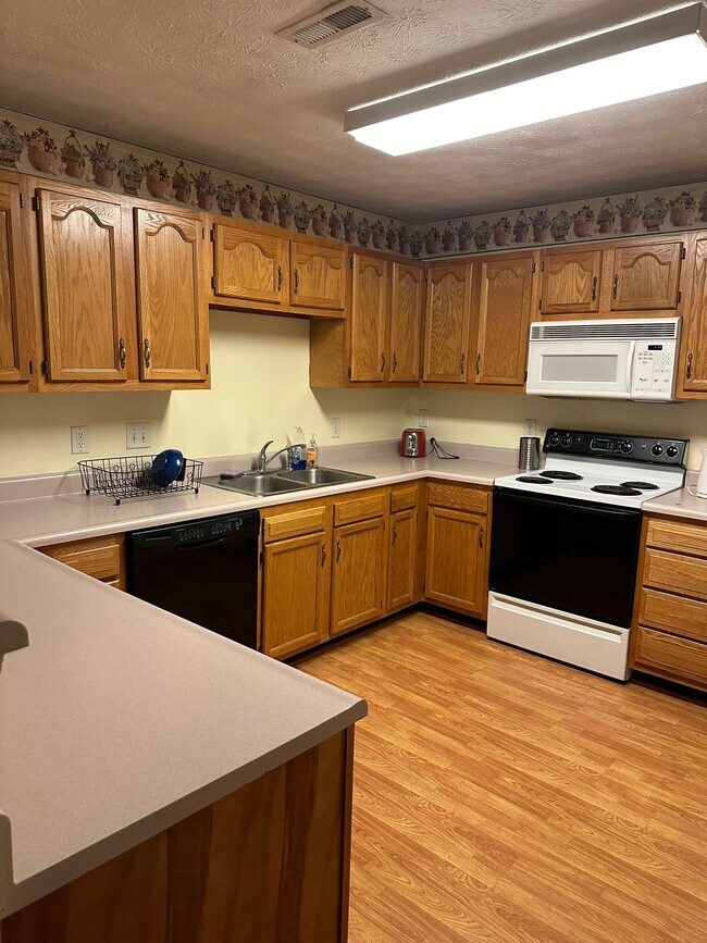 Building Photo - 4611 Court Yard Dr