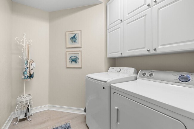 Building Photo - Tarpon Cove condo - close to the beach. Yacht club membership is available.