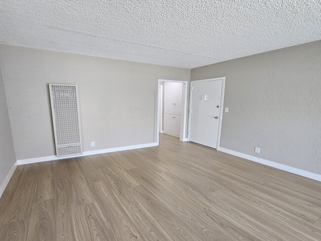 Building Photo - 14037 Oxnard St