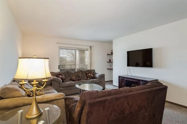 Building Photo - Modern 3 bedroom 1 bath garden style condo