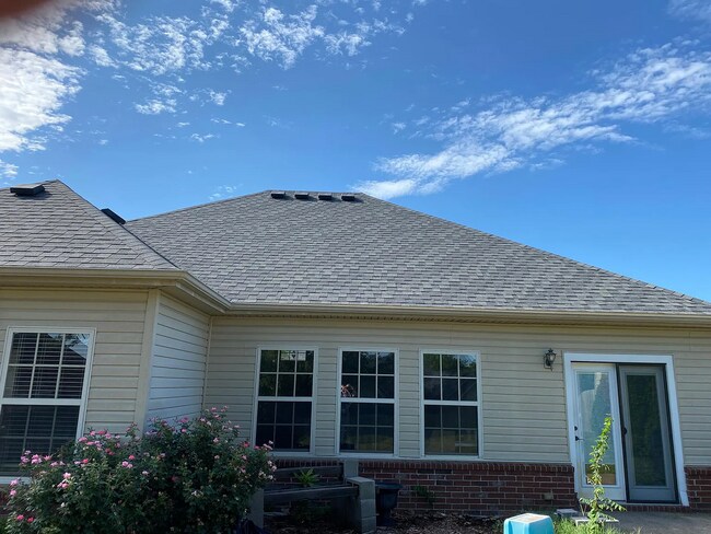 Building Photo - Available August 1st! Recently Updated 3-B...
