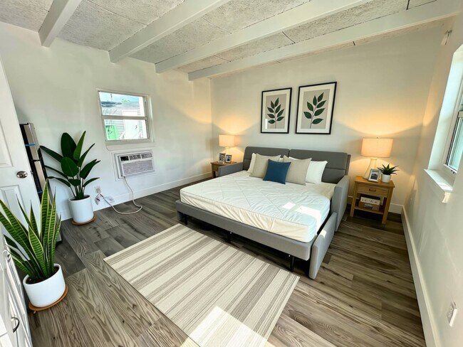 Building Photo - 670 E Alfred Dr