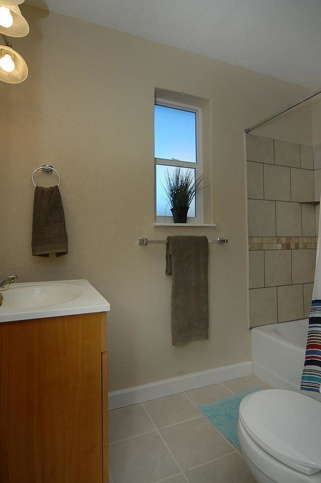 Building Photo - 1426 Clinton St