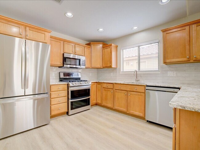 Building Photo - 3 Bedroom 2 Bathroom