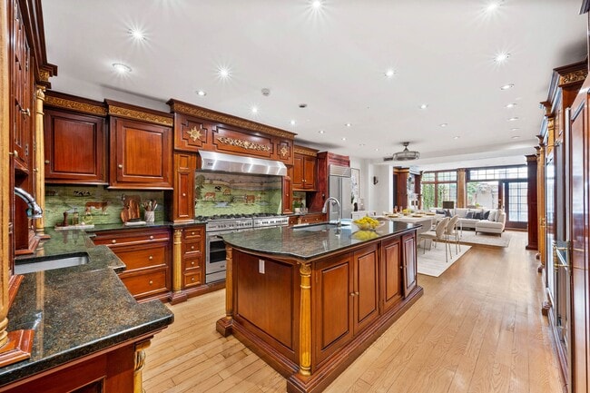 Building Photo - 313 W 71st St