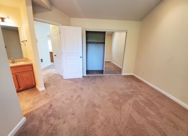 Building Photo - Beautiful Condo in Gilham