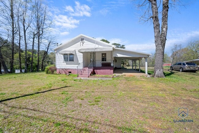 Primary Photo - 3 bedrooms, 1.5 bath on large lot in North...