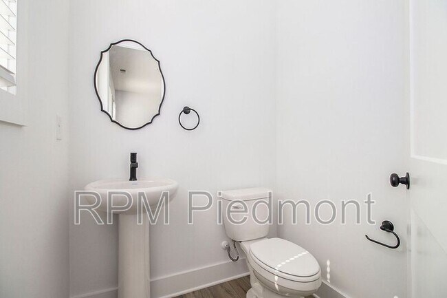 Building Photo - 205 Firefly Cir