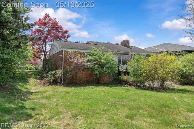 Building Photo - 25152 Fairway Dr
