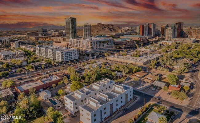 Building Photo - 832 S Farmer Ave