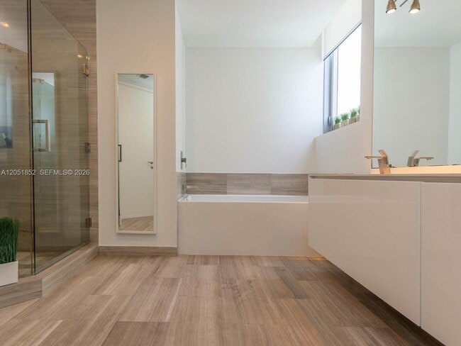 Building Photo - 1300 Brickell Bay Dr